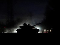 Potret Tank-tank Rusia Bergerak ke Ukraina di Hening Malam