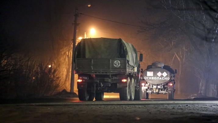 Sebuah tank melaju di sepanjang jalan setelah Presiden Rusia Vladimir Putin memerintahkan pengerahan pasukan Rusia ke dua wilayah yang memisahkan diri di Ukraina timur setelah pengakuan kemerdekaan mereka, di kota Donetsk yang dikuasai separatis, Ukraina (22/2/2022). AP/