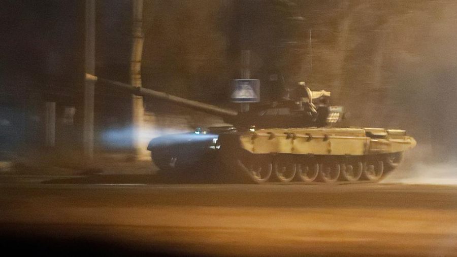 Sebuah tank melaju di sepanjang jalan setelah Presiden Rusia Vladimir Putin memerintahkan pengerahan pasukan Rusia ke dua wilayah yang memisahkan diri di Ukraina timur setelah pengakuan kemerdekaan mereka, di kota Donetsk yang dikuasai separatis, Ukraina (22/2/2022). (REUTERS/ALEXANDER ERMOCHENKO)