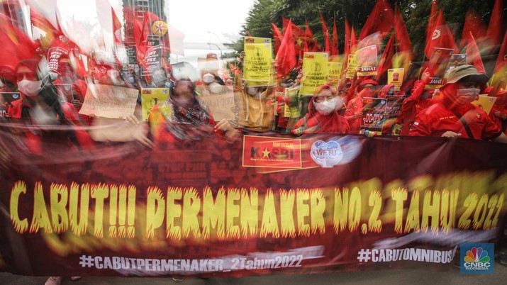 Sejumlah buruh dari Kongres Aliansi Serikat Buruh Indonesia (KASBI) berunjuk rasa di depan Kantor Kementerian Ketenagakerjaan (Kemnaker), Jakarta, Rabu (23/2/2022). (CNBC Indonesia/andrean Kristianto)