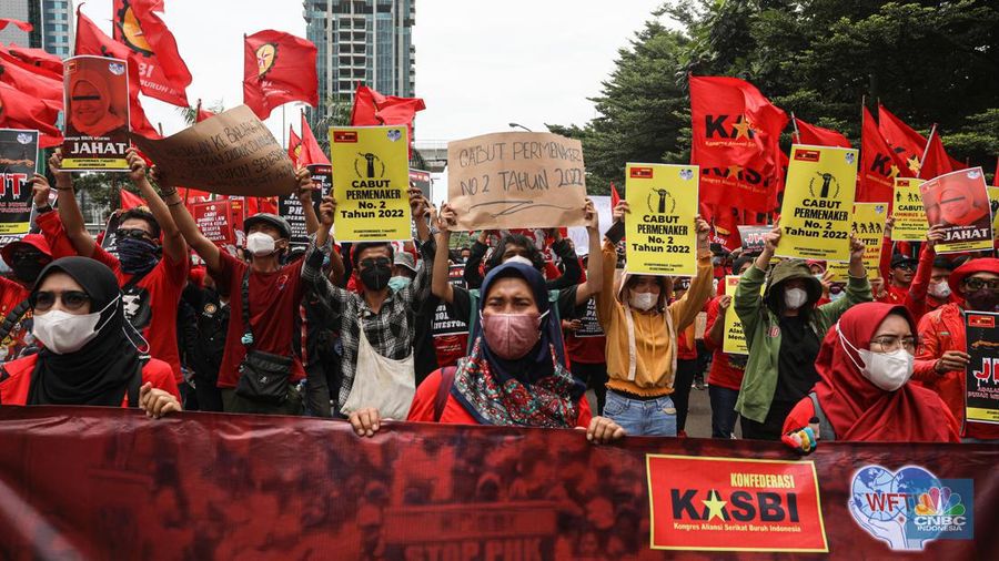 Sejumlah buruh dari Kongres Aliansi Serikat Buruh Indonesia (KASBI) berunjuk rasa di depan Kantor Kementerian Ketenagakerjaan (Kemnaker), Jakarta, Rabu (23/2/2022). (CNBC Indonesia/andrean Kristianto)