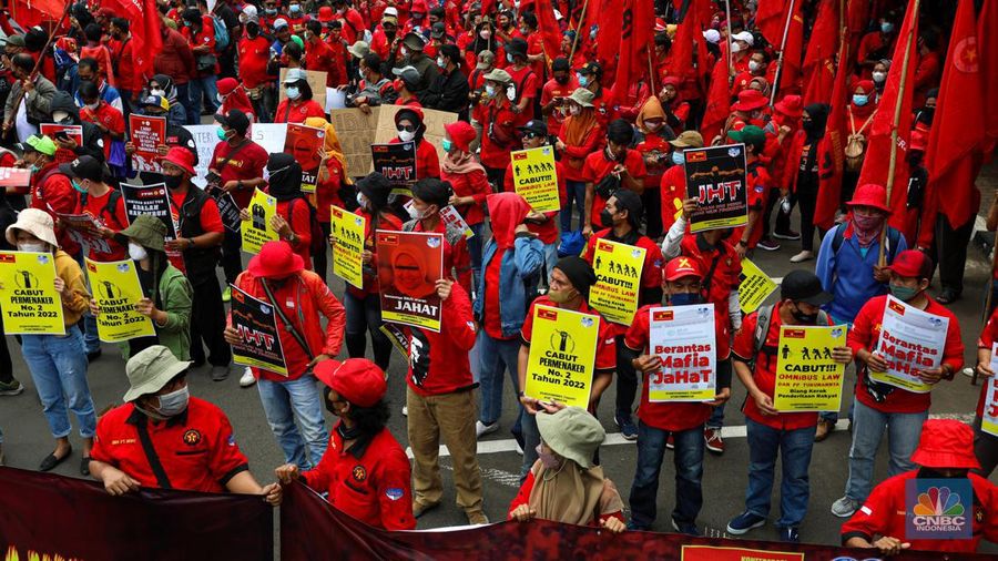 Sejumlah buruh dari Kongres Aliansi Serikat Buruh Indonesia (KASBI) berunjuk rasa di depan Kantor Kementerian Ketenagakerjaan (Kemnaker), Jakarta, Rabu (23/2/2022). (վ/andrean Kristianto)