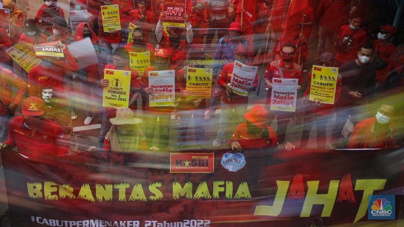 Sejumlah buruh dari Kongres Aliansi Serikat Buruh Indonesia (KASBI) berunjuk rasa di depan Kantor Kementerian Ketenagakerjaan (Kemnaker), Jakarta, Rabu (23/2/2022). (CNBC Indonesia/andrean Kristianto)
