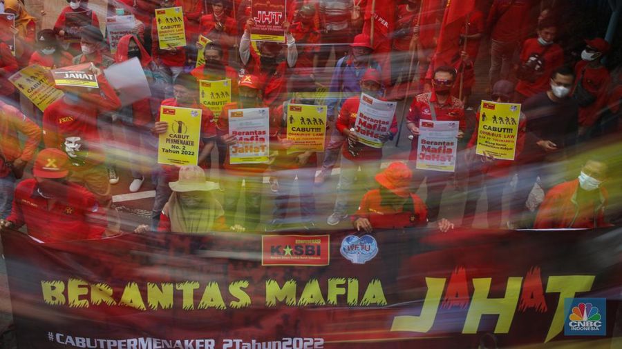 Sejumlah buruh dari Kongres Aliansi Serikat Buruh Indonesia (KASBI) berunjuk rasa di depan Kantor Kementerian Ketenagakerjaan (Kemnaker), Jakarta, Rabu (23/2/2022). (CNBC Indonesia/andrean Kristianto)