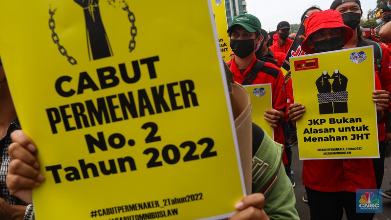 Sejumlah buruh dari Kongres Aliansi Serikat Buruh Indonesia (KASBI) berunjuk rasa di depan Kantor Kementerian Ketenagakerjaan (Kemnaker), Jakarta, Rabu (23/2/2022). (CNBC Indonesia/andrean Kristianto)