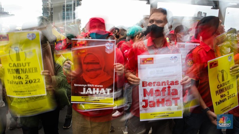 Sejumlah buruh dari Kongres Aliansi Serikat Buruh Indonesia (KASBI) berunjuk rasa di depan Kantor Kementerian Ketenagakerjaan (Kemnaker), Jakarta, Rabu (23/2/2022). (CNBC Indonesia/andrean Kristianto)