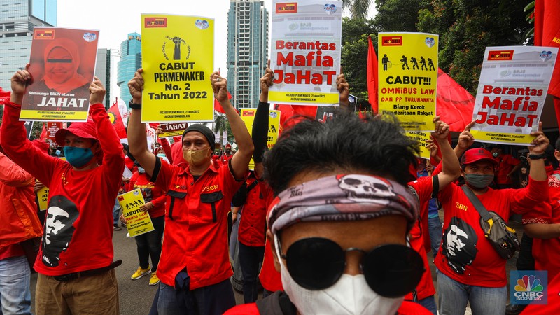 Sejumlah buruh dari Kongres Aliansi Serikat Buruh Indonesia (KASBI) berunjuk rasa di depan Kantor Kementerian Ketenagakerjaan (Kemnaker), Jakarta, Rabu (23/2/2022). (CNBC Indonesia/andrean Kristianto) Sejumlah buruh dari Kongres Aliansi Serikat Buruh Indonesia (KASBI) berunjuk rasa di depan Kantor Kementerian Ketenagakerjaan (Kemnaker), Jakarta, Rabu (23/2/2022). (CNBC Indonesia/andrean Kristianto)