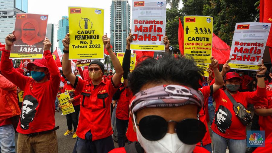 Sejumlah buruh dari Kongres Aliansi Serikat Buruh Indonesia (KASBI) berunjuk rasa di depan Kantor Kementerian Ketenagakerjaan (Kemnaker), Jakarta, Rabu (23/2/2022). (CNBC Indonesia/andrean Kristianto)