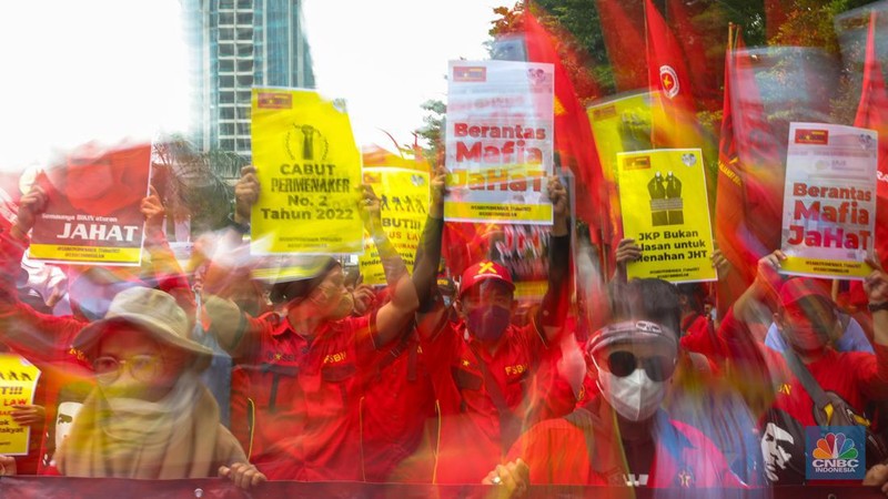 Sejumlah buruh dari Kongres Aliansi Serikat Buruh Indonesia (KASBI) berunjuk rasa di depan Kantor Kementerian Ketenagakerjaan (Kemnaker), Jakarta, Rabu (23/2/2022). (CNBC Indonesia/andrean Kristianto)