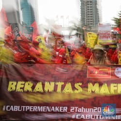 Kantor Menaker Memerah, Massa Buruh Terus Tolak Aturan JHT