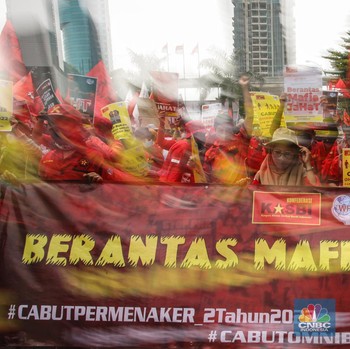 Kantor Menaker Memerah, Massa Buruh Terus Tolak Aturan JHT