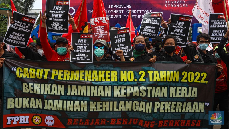 Sejumlah buruh dari Kongres Aliansi Serikat Buruh Indonesia (KASBI) berunjuk rasa di depan Kantor Kementerian Ketenagakerjaan (Kemnaker), Jakarta, Rabu (23/2/2022). (CNBC Indonesia/andrean Kristianto) Sejumlah buruh dari Kongres Aliansi Serikat Buruh Indonesia (KASBI) berunjuk rasa di depan Kantor Kementerian Ketenagakerjaan (Kemnaker), Jakarta, Rabu (23/2/2022). (CNBC Indonesia/andrean Kristianto)