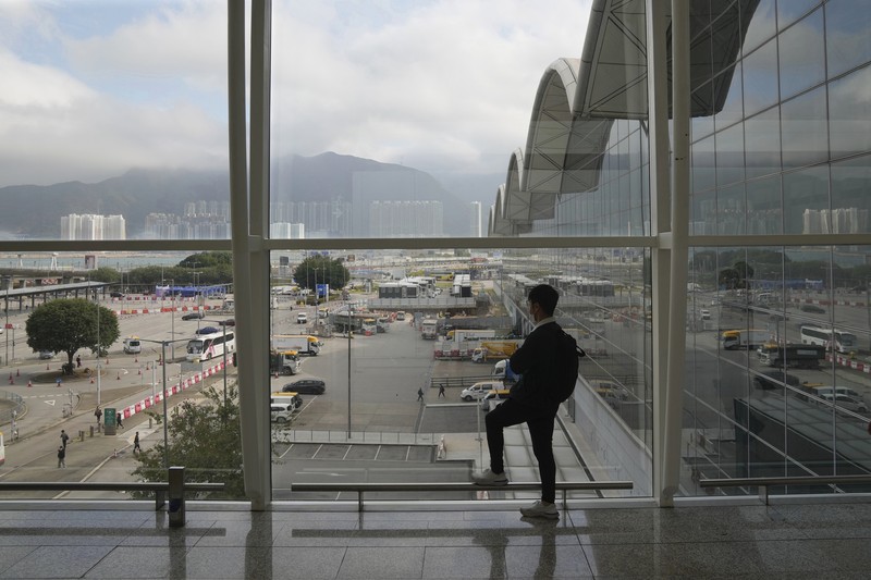 Jalan utama Hong Kong sepi akibat lonjakan kasus Covid-19. (REUTERS/LAM YIK) Jalan utama Hong Kong sepi akibat lonjakan kasus Covid-19. (REUTERS/LAM YIK)