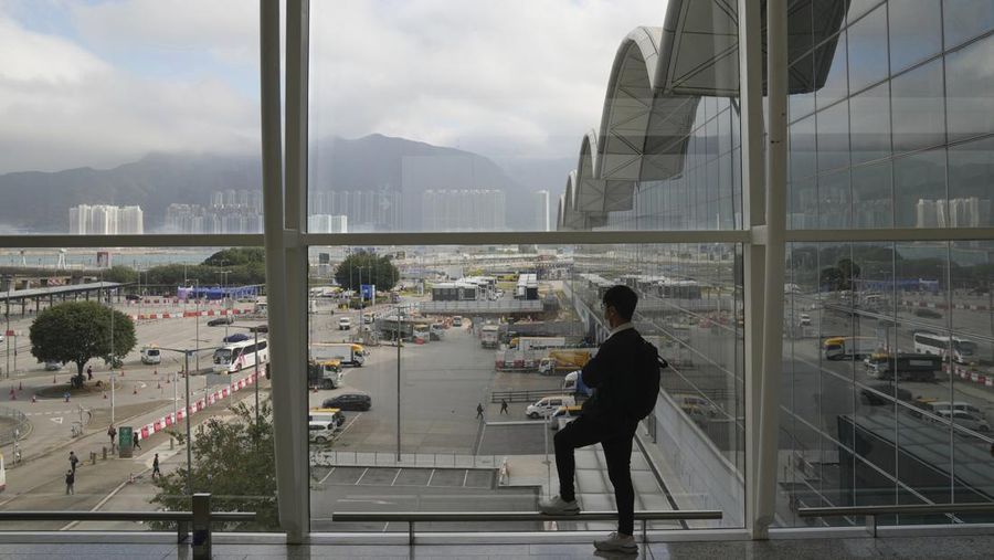 Jalan utama Hong Kong sepi akibat lonjakan kasus Covid-19. (REUTERS/LAM YIK)