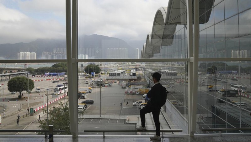 Jalan utama Hong Kong sepi akibat lonjakan kasus Covid-19. (REUTERS/LAM YIK)