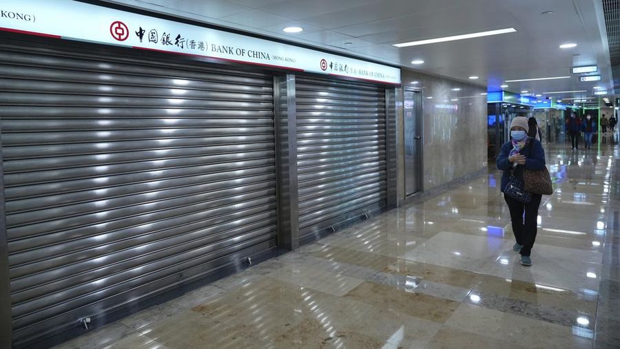 Jalan utama Hong Kong sepi akibat lonjakan kasus Covid-19. (REUTERS/LAM YIK)