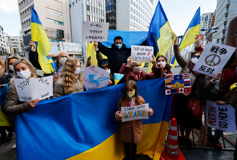Warga Ukraina yang tinggal di Jepang berdemo memegang plakat dan bendera selama demonstrasi mengecam Rusia atas tindakannya atas Ukraina, di kedutaan Rusia di Tokyo, Jepang, Rabu (23/2/2022). (REUTERS/ISSEI KATO) Warga Ukraina yang tinggal di Jepang berdemo memegang plakat dan bendera selama demonstrasi mengecam Rusia atas tindakannya atas Ukraina, di kedutaan Rusia di Tokyo, Jepang, Rabu (23/2/2022). (REUTERS/ISSEI KATO)