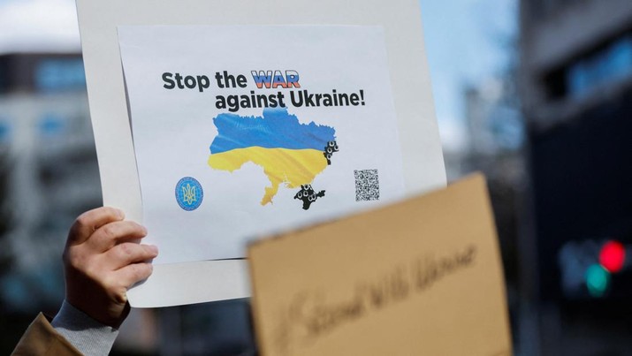 Warga Ukraina yang tinggal di Jepang berdemo memegang plakat dan bendera selama demonstrasi mengecam Rusia atas tindakannya atas Ukraina, di kedutaan Rusia di Tokyo, Jepang, Rabu (23/2/2022). (REUTERS/ISSEI KATO) Warga Ukraina yang tinggal di Jepang berdemo memegang plakat dan bendera selama demonstrasi mengecam Rusia atas tindakannya atas Ukraina, di kedutaan Rusia di Tokyo, Jepang, Rabu (23/2/2022). (REUTERS/ISSEI KATO)