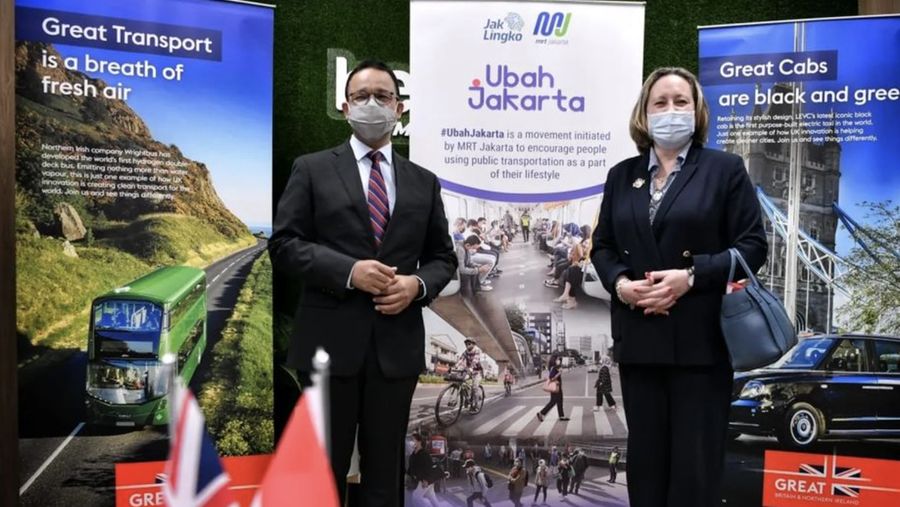 Anies Baswedan berdiskusi dengan Menteri Perdagangan Internasional Inggris Rt Hon. Anne-Marrie Trevelyan, di Stasiun MRT Bundaran Hotel Indonesia. (Tangkapn layar IG aniesbaswedan)