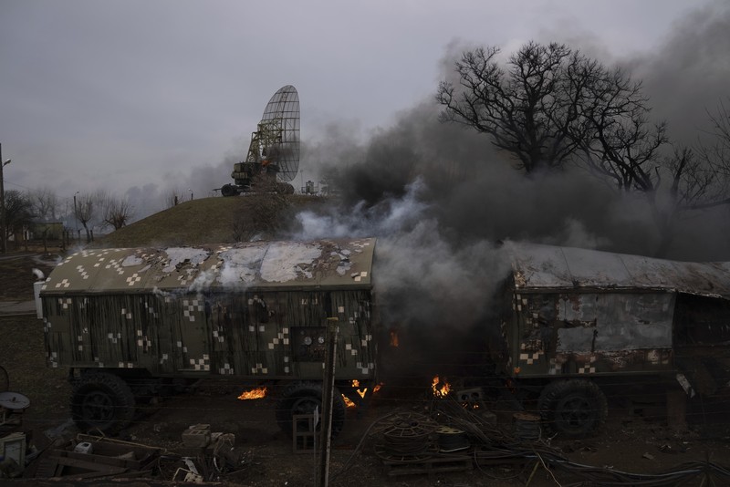 Asap mengepul dari pangkalan pertahanan udara setelah serangan Rusia di Mariupol, Ukraina, Kamis, 24 Februari 2022. (AP/Evgeniy Maloletka)