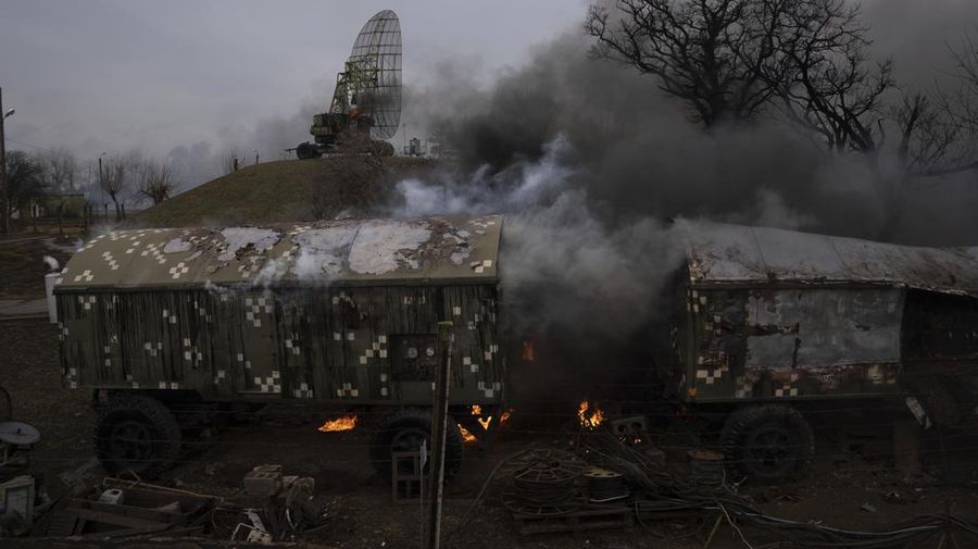 Asap mengepul dari pangkalan pertahanan udara setelah serangan Rusia di Mariupol, Ukraina, Kamis, 24 Februari 2022. (AP/Evgeniy Maloletka)