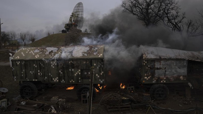 Asap mengepul dari pangkalan pertahanan udara setelah serangan Rusia di Mariupol, Ukraina, Kamis, 24 Februari 2022. (AP/Evgeniy Maloletka)