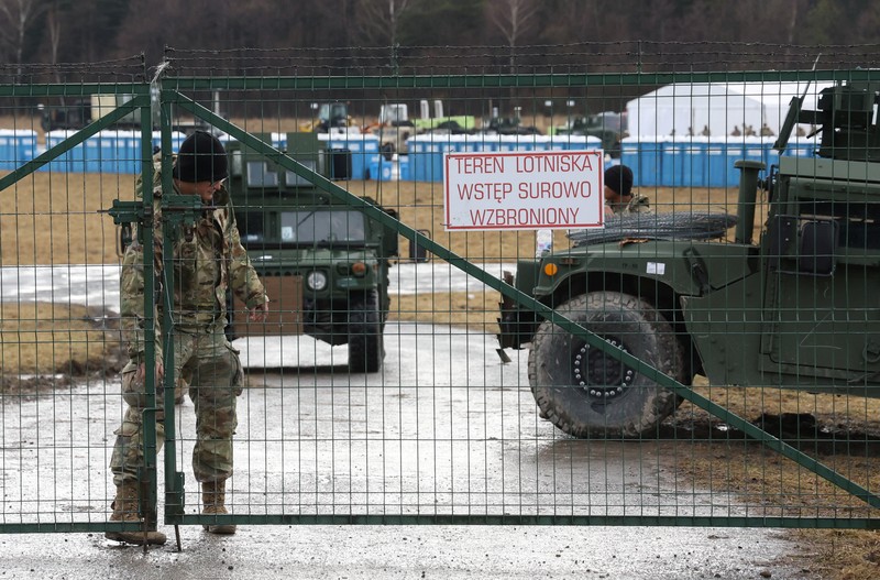 Bandara Kyiv, Ukraina ditutup sementara akibat serangan Rusia. (REUTERS/UMIT BEKTAS)