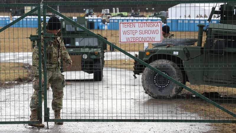 Bandara Kyiv, Ukraina ditutup sementara akibat serangan Rusia. (REUTERS/UMIT BEKTAS)