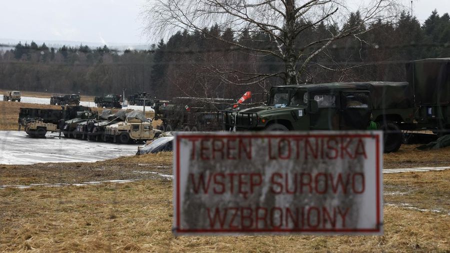 Bandara Kyiv, Ukraina ditutup sementara akibat serangan Rusia. (REUTERS/UMIT BEKTAS)