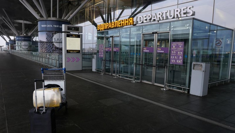 Bandara Kyiv, Ukraina ditutup sementara akibat serangan Rusia. (REUTERS/UMIT BEKTAS)