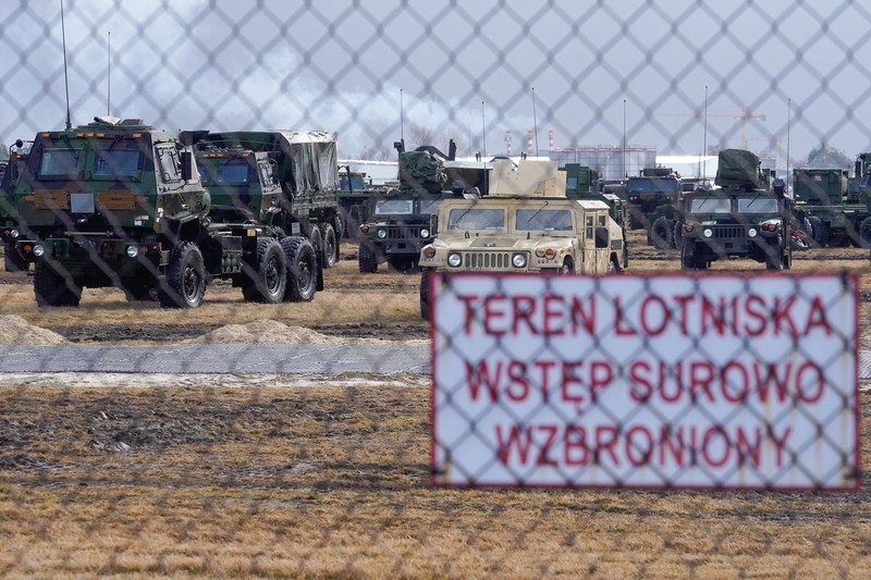Bandara Kyiv, Ukraina ditutup sementara akibat serangan Rusia. (REUTERS/UMIT BEKTAS)