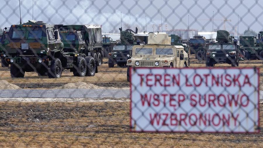 Bandara Kyiv, Ukraina ditutup sementara akibat serangan Rusia. (REUTERS/UMIT BEKTAS)