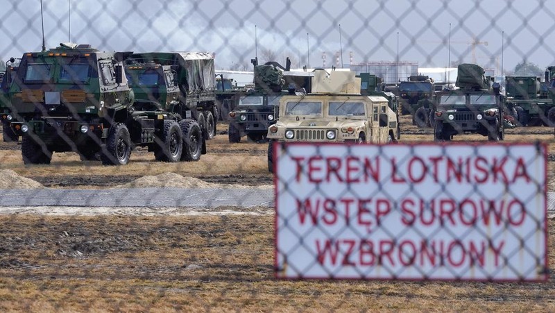 Bandara Kyiv, Ukraina ditutup sementara akibat serangan Rusia. (REUTERS/UMIT BEKTAS)
