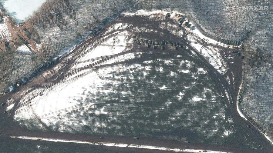 Citra satelit perlihatkan pasukan baru Rusia di dekat Ukraina. (via REUTERS/MAXAR TECHNOLOGIES)