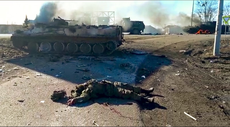 Asap mengepul dari pangkalan pertahanan udara setelah serangan Rusia di Mariupol, Ukraina, Kamis, 24 Februari 2022. (AP/Evgeniy Maloletka)