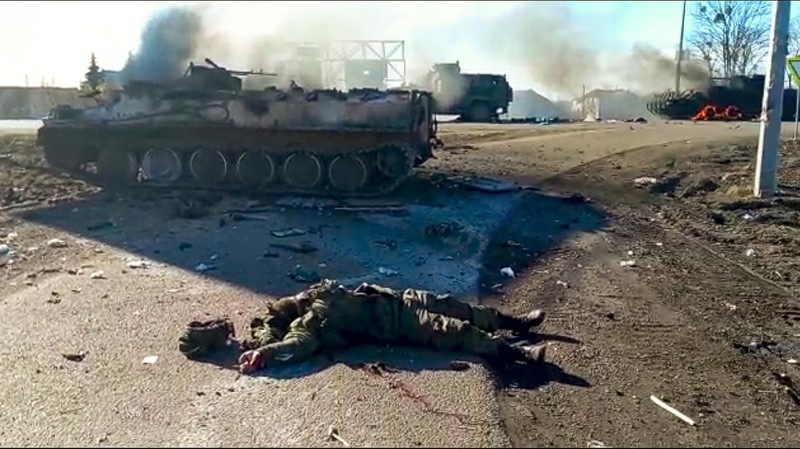 Asap mengepul dari pangkalan pertahanan udara setelah serangan Rusia di Mariupol, Ukraina, Kamis, 24 Februari 2022. (AP/Evgeniy Maloletka)
