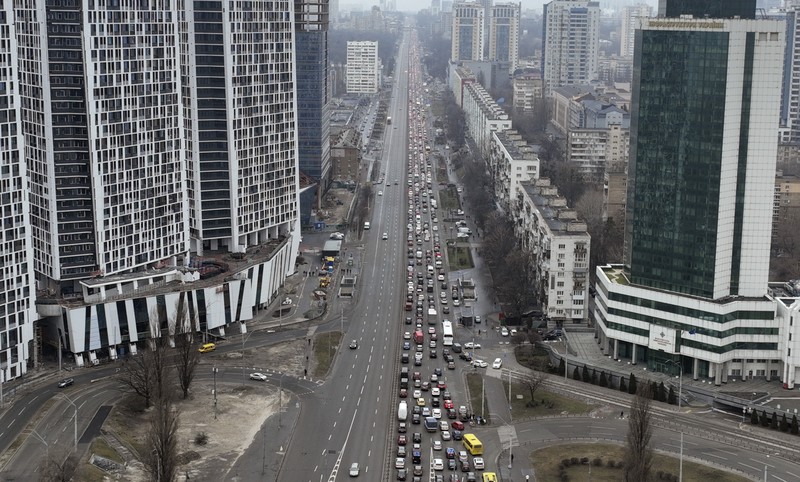 Asap mengepul dari pangkalan pertahanan udara setelah serangan Rusia di Mariupol, Ukraina, Kamis, 24 Februari 2022. (AP/Evgeniy Maloletka) Asap mengepul dari pangkalan pertahanan udara setelah serangan Rusia di Mariupol, Ukraina, Kamis, 24 Februari 2022. (AP/Evgeniy Maloletka)