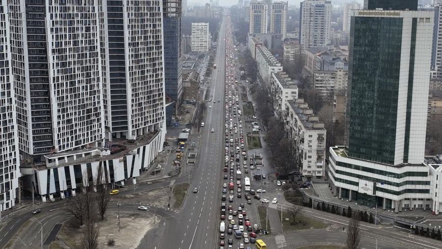 Kemacetan terlihat saat orang-orang meninggalkan kota Kyiv, Ukraina, Kamis, 24 Februari 2022. (AP/Emilio Morenatti)