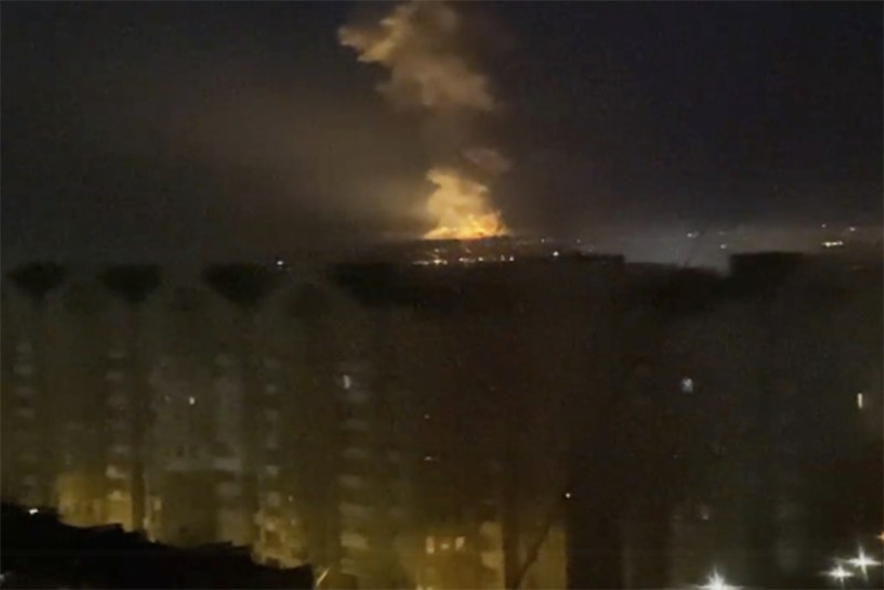 Asap mengepul dari pangkalan pertahanan udara setelah serangan Rusia di Mariupol, Ukraina, Kamis, 24 Februari 2022. (AP/Evgeniy Maloletka) Asap mengepul dari pangkalan pertahanan udara setelah serangan Rusia di Mariupol, Ukraina, Kamis, 24 Februari 2022. (AP/Evgeniy Maloletka)