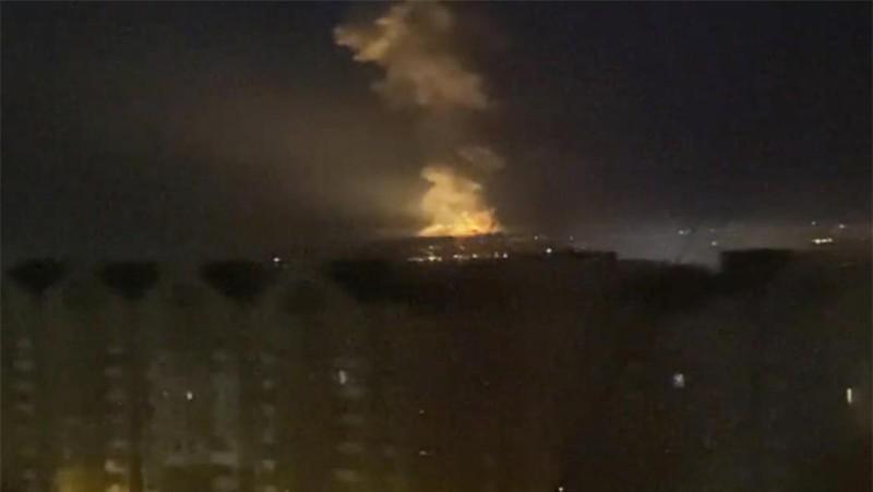 Asap mengepul dari pangkalan pertahanan udara setelah serangan Rusia di Mariupol, Ukraina, Kamis, 24 Februari 2022. (AP/Evgeniy Maloletka)