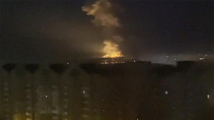 Kobaran api terlihat dari daerah dekat sungai Dnieper di Kyiv, Ukraina, Kamis, (24/2/2022). Pasukan Rusia telah meluncurkan serangan rudal ke Ukraina. (AP/Mary Ostrovska)