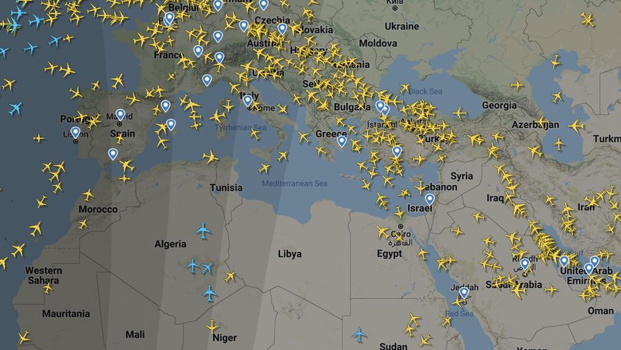 Bandara Kyiv, Ukraina ditutup sementara akibat serangan Rusia. (REUTERS/UMIT BEKTAS)