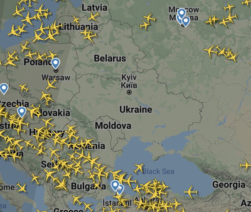 Bandara Kyiv, Ukraina ditutup sementara akibat serangan Rusia. (REUTERS/UMIT BEKTAS)