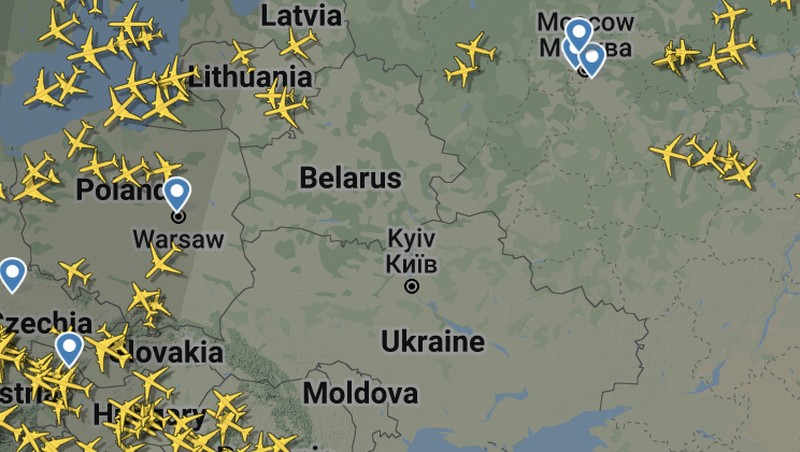 Bandara Kyiv, Ukraina ditutup sementara akibat serangan Rusia. (REUTERS/UMIT BEKTAS)