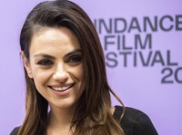 Bikin Haru! Intip Kisah Mila Kunis Galang Donasi Buat Ukraina