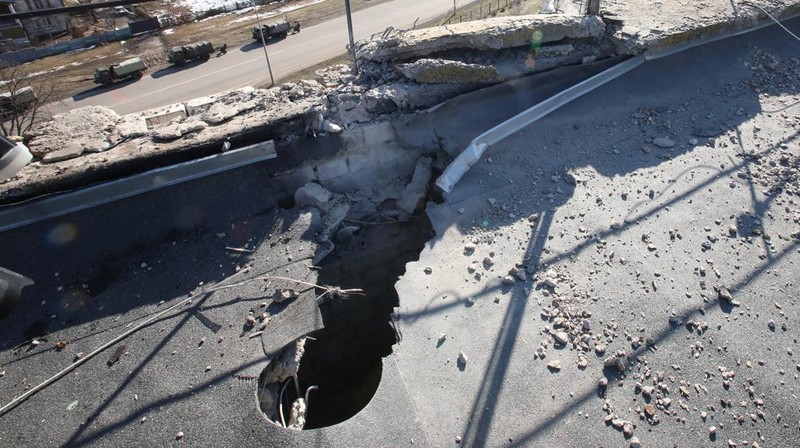 Asap mengepul dari pangkalan pertahanan udara setelah serangan Rusia di Mariupol, Ukraina, Kamis, 24 Februari 2022. (AP/Evgeniy Maloletka)