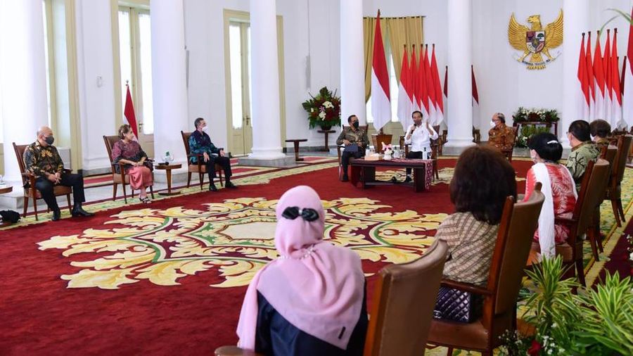 Presiden Joko Widodo menerima sejumlah seniman senior di Istana Kepresidenan Bogor, pada Rabu, 23 Februari 2022. Dalam pertemuan tersebut, para seniman senior antara lain menyampaikan aspirasi mereka terkait kebudayaan. (Dok: Biro Pers Sekretariat Presiden)