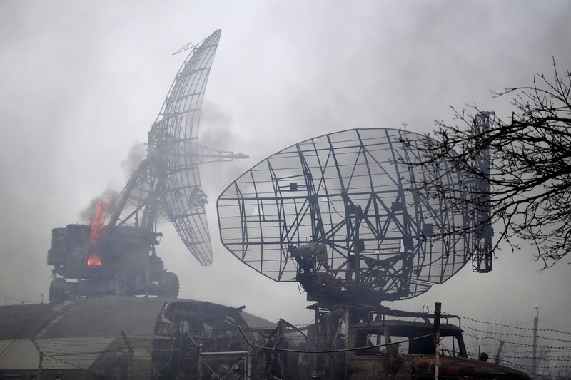 Asap mengepul dari pangkalan pertahanan udara setelah serangan Rusia di Mariupol, Ukraina, Kamis, 24 Februari 2022. (AP/Evgeniy Maloletka) Asap mengepul dari pangkalan pertahanan udara setelah serangan Rusia di Mariupol, Ukraina, Kamis, 24 Februari 2022. (AP/Evgeniy Maloletka)