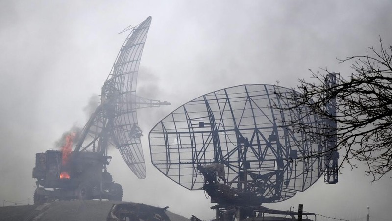 Asap mengepul dari pangkalan pertahanan udara setelah serangan Rusia di Mariupol, Ukraina, Kamis, 24 Februari 2022. (AP/Evgeniy Maloletka)