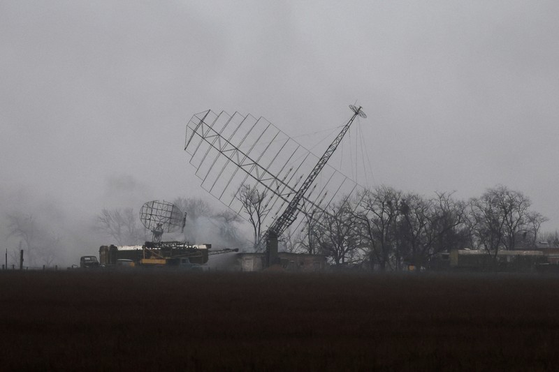 Asap mengepul dari pangkalan pertahanan udara setelah serangan Rusia di Mariupol, Ukraina, Kamis, 24 Februari 2022. (AP/Evgeniy Maloletka) Asap mengepul dari pangkalan pertahanan udara setelah serangan Rusia di Mariupol, Ukraina, Kamis, 24 Februari 2022. (AP/Evgeniy Maloletka)